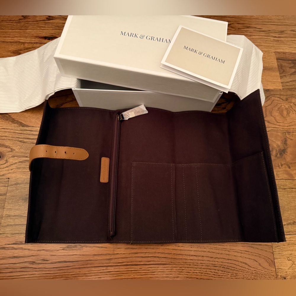 Mark & Graham Charger Case new in box - Picture 2 of 2